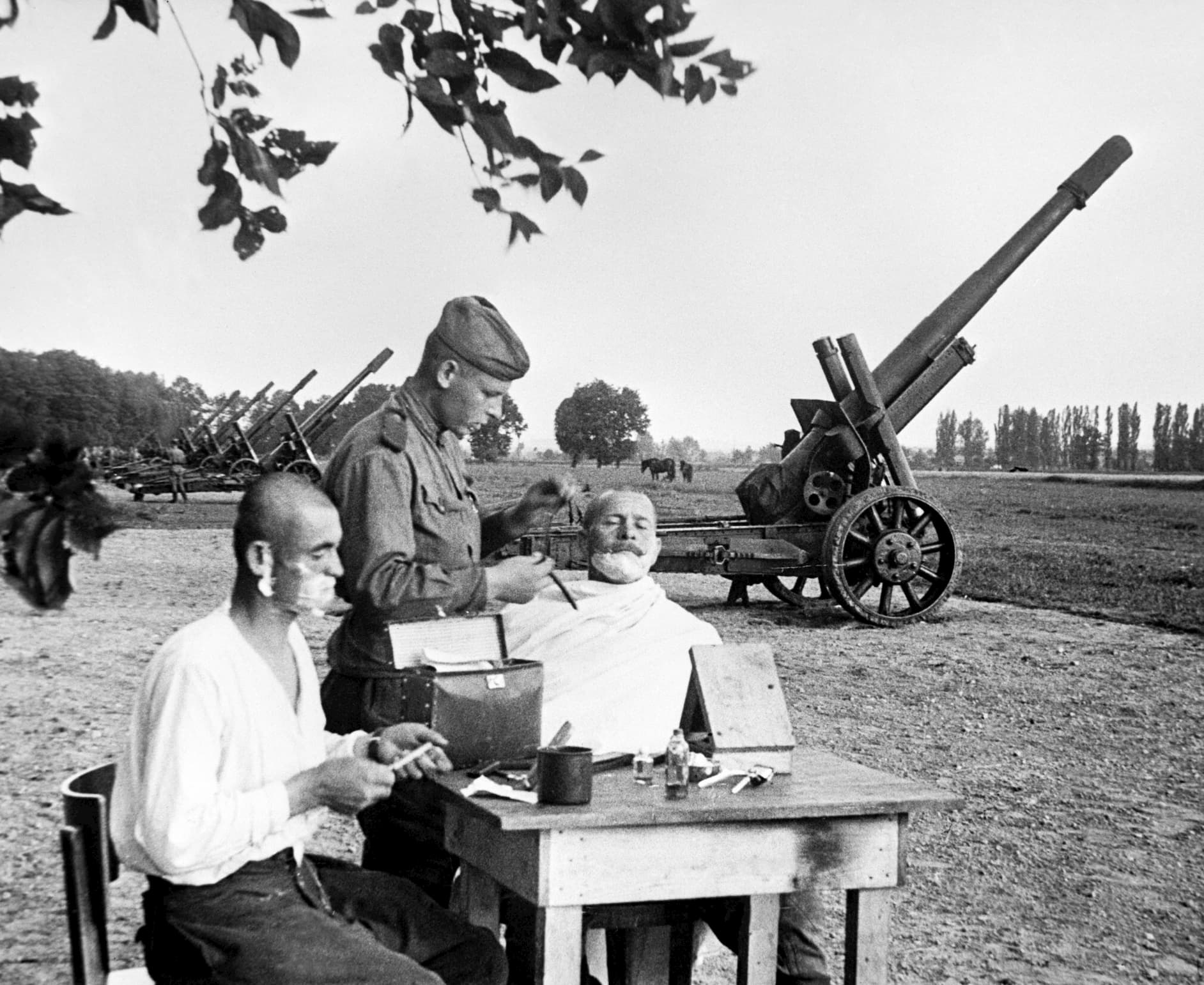 Советские артиллеристы под Веной после капитуляции Германии