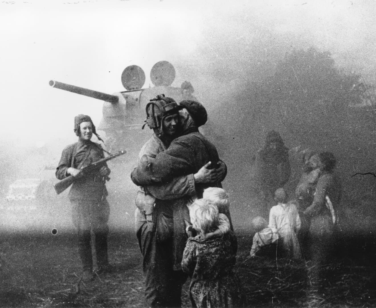 Советские танкисты и мирные жители (фрагмент)